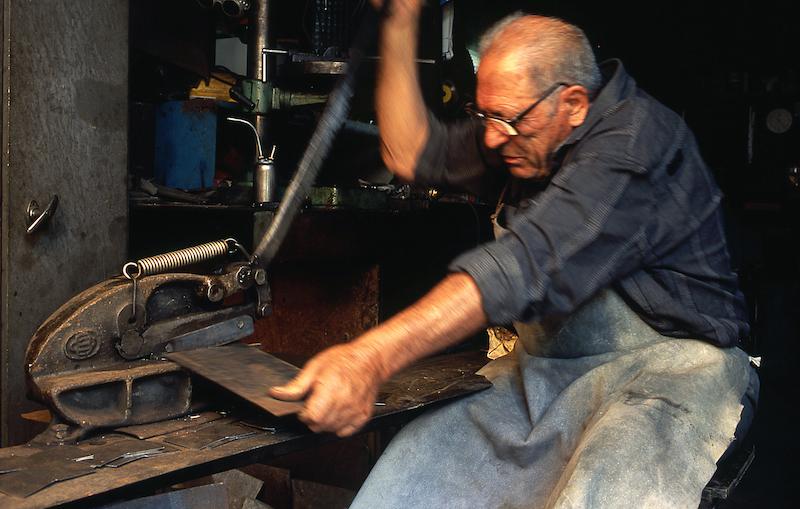 >Fabrication des clochettes par le ferronnier Marcelli — E tintenne (photo 2)