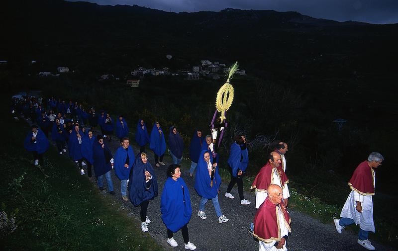 >Procession de la Cerca : parcours de 12 km de quatre confréries reliant sept hameaux de Brando (photo 13)