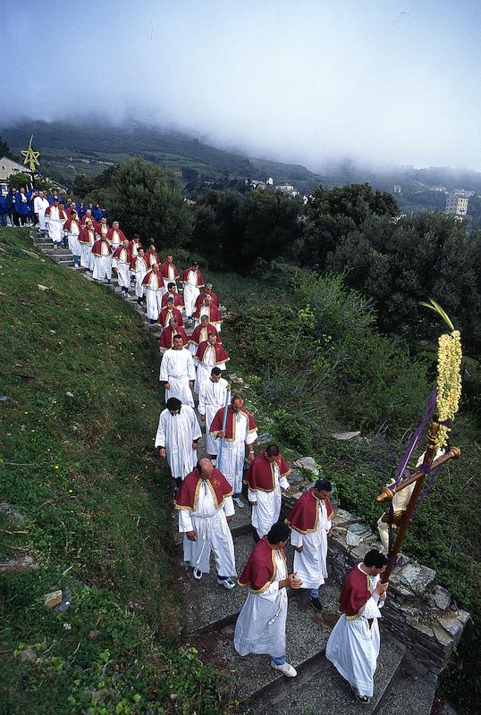 >Procession de la Cerca : parcours de 12 km de quatre confréries reliant sept hameaux de Brando (photo 16)